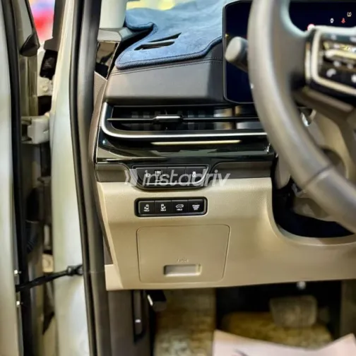 Kia Carnival 2024 Gray Used for Sale - 10