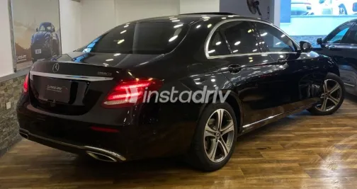 مرسيدس E 180 2019 أسود مستعملة للبيع - 5