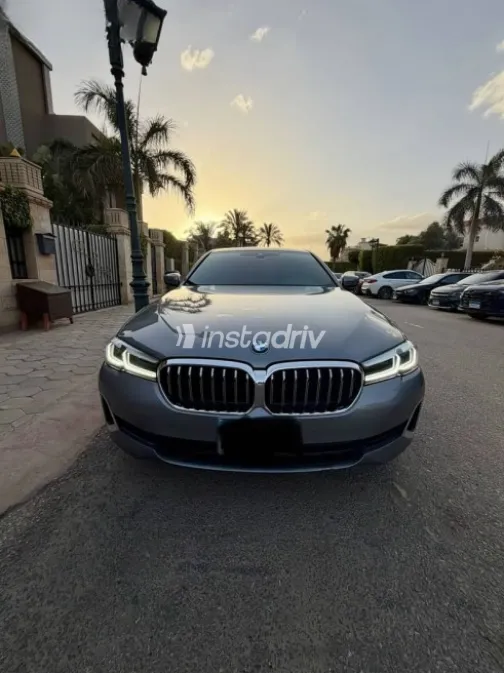 بي ام دبليو 520 2023 رمادي مستعملة للبيع - 1