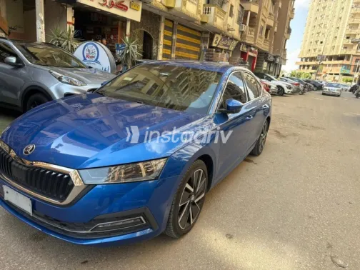سكودا اوكتافيا 2021 أزرق غامق مستعملة للبيع - 2