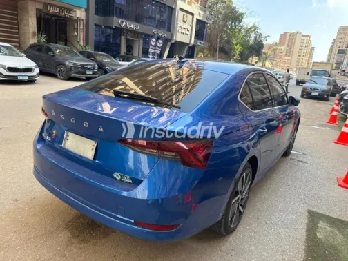 سكودا اوكتافيا 2021 أزرق غامق مستعملة للبيع - 3