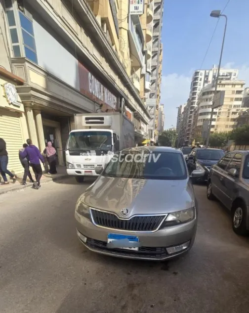 سكودا رابيد 2015 فضي مستعملة للبيع - 1