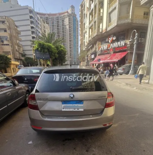 سكودا رابيد 2015 فضي مستعملة للبيع - 2