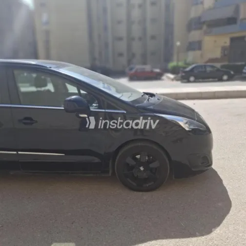 بيجو 5008 2017 أسود مستعملة للبيع - 2