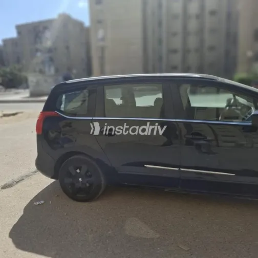 بيجو 5008 2017 أسود مستعملة للبيع - 3