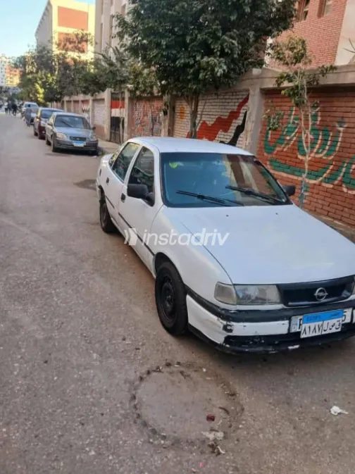 اوبل فيكترا 1995 أبيض مستعملة للبيع - 1