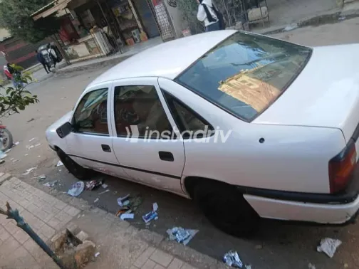 اوبل فيكترا 1995 أبيض مستعملة للبيع - 3