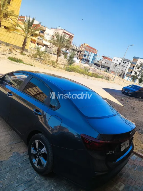 كيا جراند سيراتو 2021 رمادي غامق مستعملة للبيع - 2