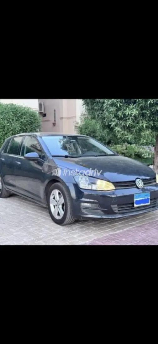 فولكس فاغن جولف 7 2015 رمادي غامق مستعملة للبيع - 1
