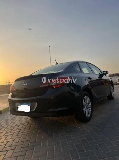 اوبل أسترا 2018 أبيض مستعملة للبيع - 2