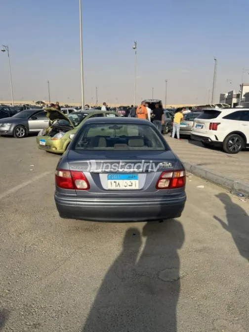 نيسان صنى 2002 أزرق غامق مستعملة للبيع - 1