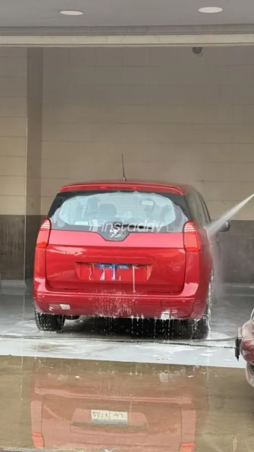 Peugeot 5008 2011 Red Used for Sale - 1