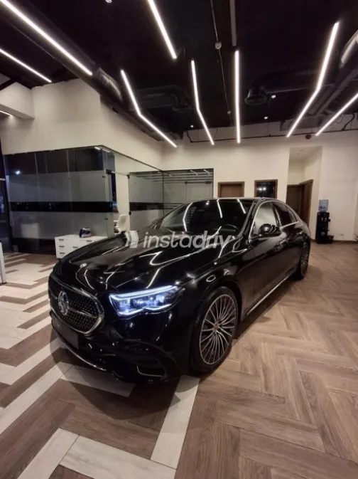 مرسيدس E 300 2024 أسود مستعملة للبيع - 1