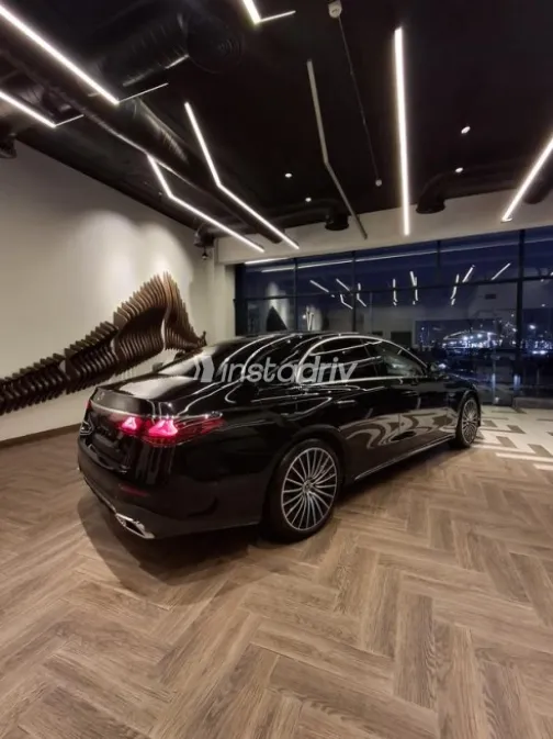 مرسيدس E 300 2024 أسود مستعملة للبيع - 6