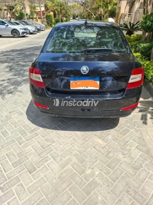سكودا اوكتافيا A7 2015 أسود مستعملة للبيع - 2