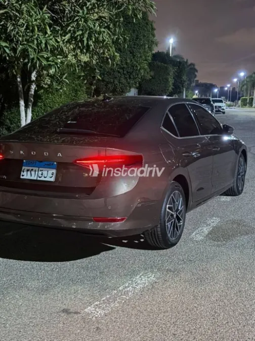 سكودا اوكتافيا 2021 بني مستعملة للبيع - 2