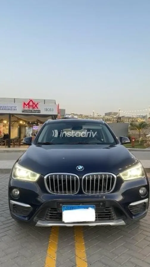 بي ام دبليو X1 2019 أزرق غامق مستعملة للبيع - 1