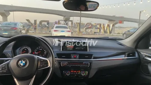بي ام دبليو X1 2019 أزرق غامق مستعملة للبيع - 4