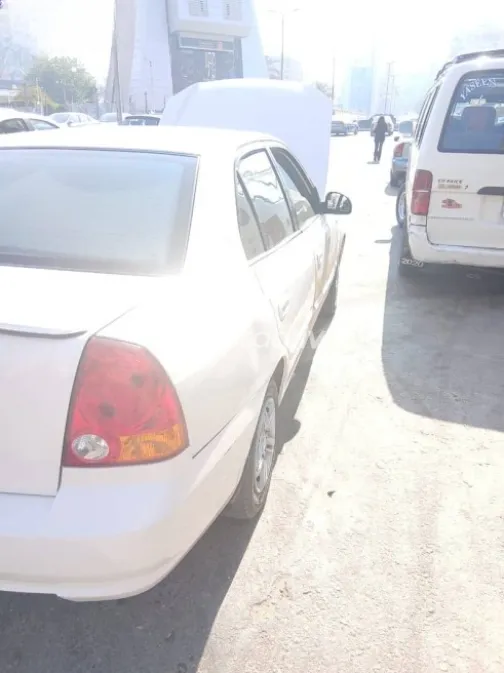 Hyundai Verna 2010 White Used for Sale - 3