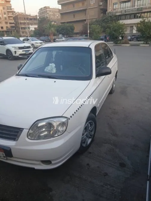 Hyundai Verna 2010 White Used for Sale - 5