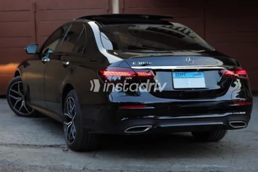 مرسيدس E 300 2022 أسود مستعملة للبيع - 6