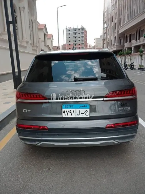 اودي Q7 2021 رمادي مستعملة للبيع - 4