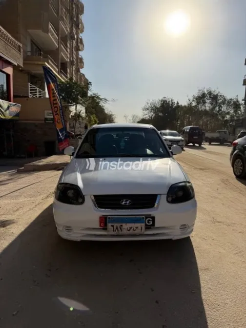 Hyundai Verna 2017 White Used for Sale - 3