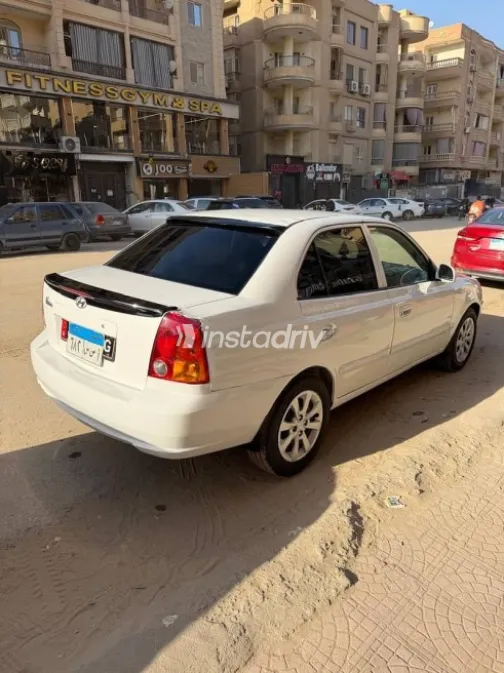 Hyundai Verna 2017 White Used for Sale - 4