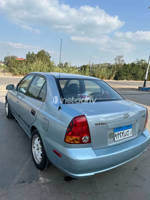 هيونداي فيرنا 2005 أبيض مستعملة للبيع - 1