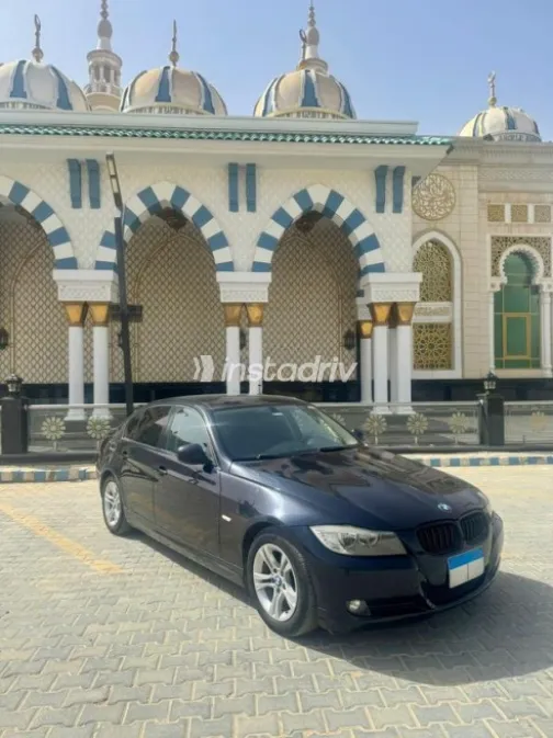 بي ام دبليو 318 2010 أزرق غامق مستعملة للبيع - 1