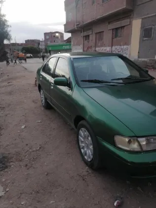 نيسان صنى 2000 أخضر غامق مستعملة للبيع