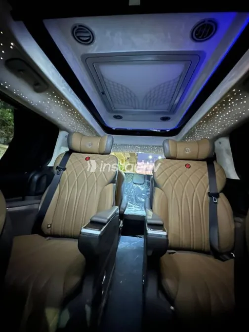 Kia Carnival 2024 White Used for Sale - 7