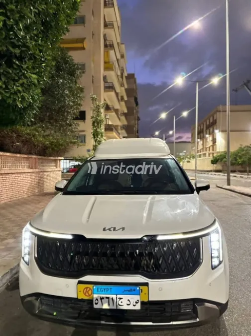Kia Carnival 2024 White Used for Sale - 8