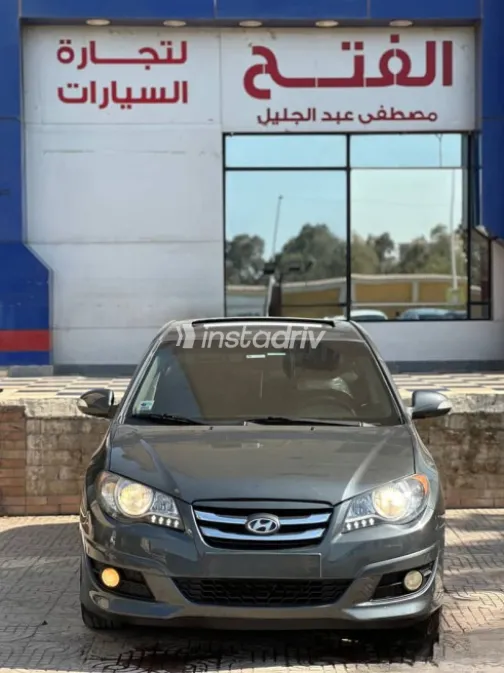 هيونداي إلنترا 2017 فضي مستعملة للبيع - 2