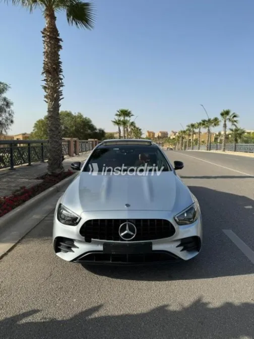 مرسيدس E 300 2021 أبيض مستعملة للبيع - 1
