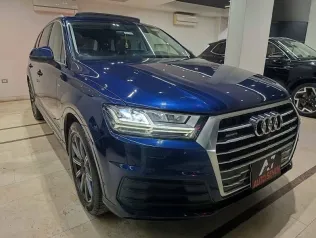 اودي Q7 2019 أزرق غامق مستعملة للبيع