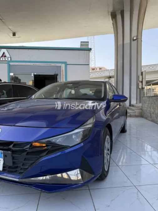 هيونداي إلنترا 2021 أزرق غامق مستعملة للبيع - 3