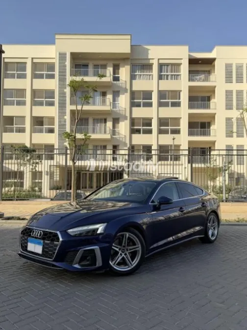 اودي A5 2023 أزرق غامق مستعملة للبيع - 1