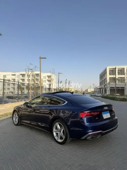 اودي A5 2023 أزرق غامق مستعملة للبيع - 6