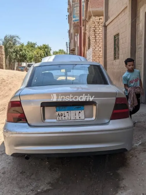 اوبل فيكترا 2002 فضي مستعملة للبيع - 3