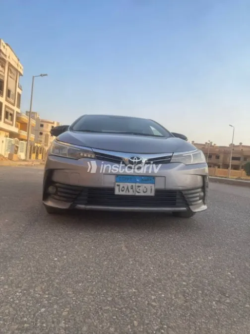 تويوتا كورولا 2019 رمادي مستعملة للبيع - 1