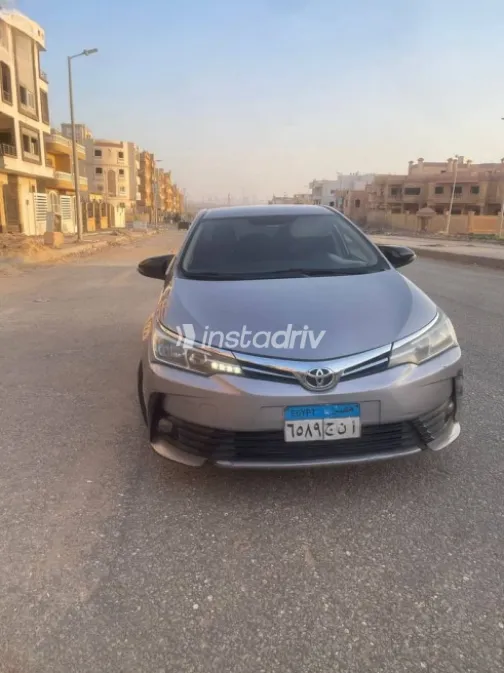 تويوتا كورولا 2019 رمادي مستعملة للبيع - 3