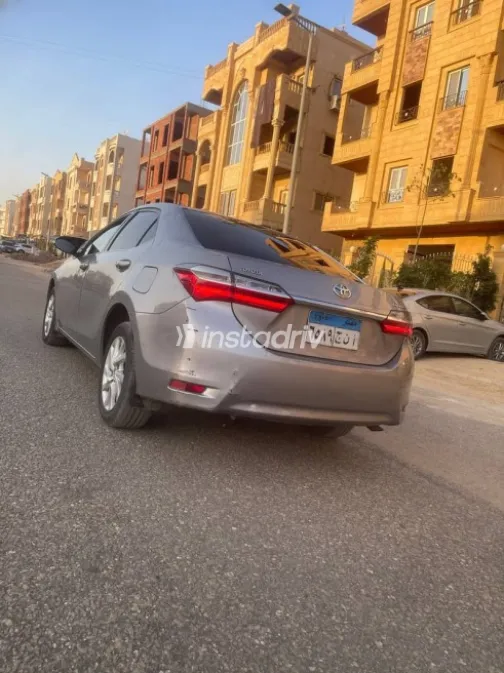 تويوتا كورولا 2019 رمادي مستعملة للبيع - 4