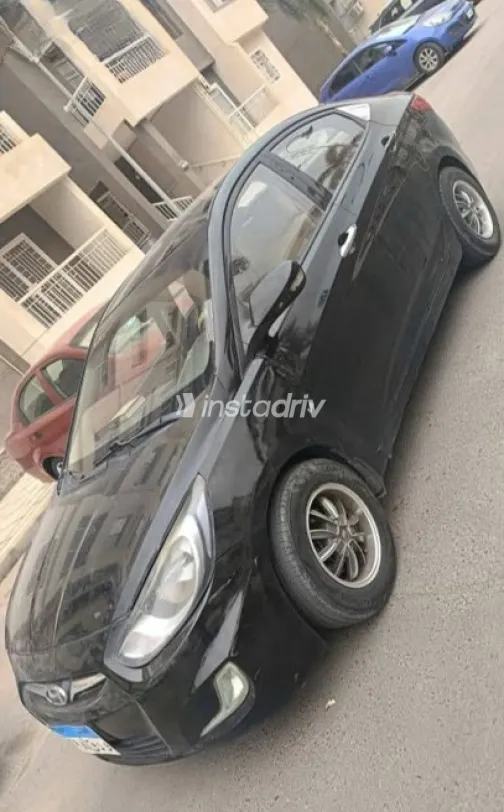 هيونداي اكسنت 2013 أسود مستعملة للبيع - 1