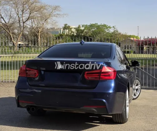 بي ام دبليو 320 2019 أزرق غامق مستعملة للبيع - 2