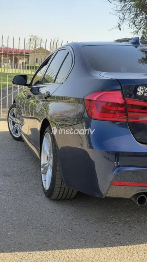 بي ام دبليو 320 2019 أزرق غامق مستعملة للبيع - 8