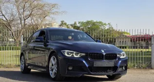 بي ام دبليو 320 2019 أزرق غامق مستعملة للبيع