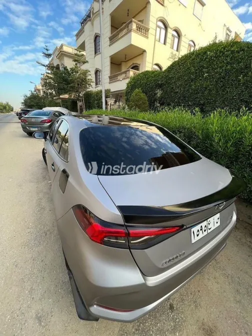 تويوتا كورولا 2022 فضي مستعملة للبيع - 4
