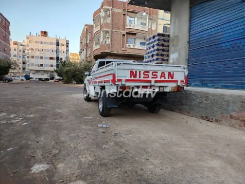 نيسان بيك اب 2002 أبيض مستعملة للبيع - 3
