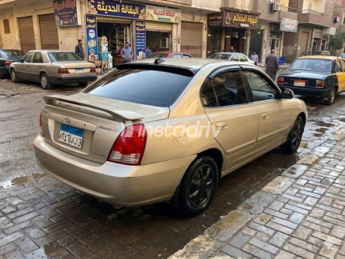 هيونداي افانتي 2000 ذهبي مستعملة للبيع - 3